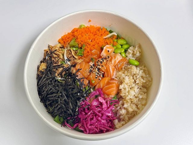 클래식 연어 포케, 후레이크와 날치알이 식감을 살렸다 / 이미지 출처: 필자 촬영