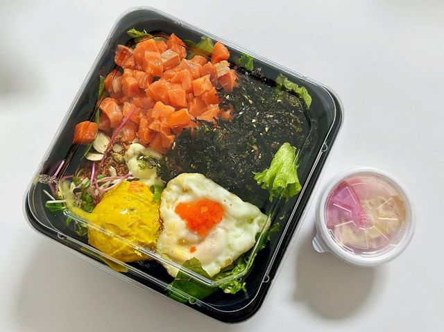 계란 프라이와 가득 뿌린 김 가루가 특징인 연어 포케 / 이미지 출처: 필자 촬영