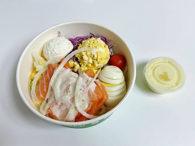 큼지막하게 연어가 썰린 원재료에 충실한 샐러드 보울 / 이미지 출처: 필자 촬영