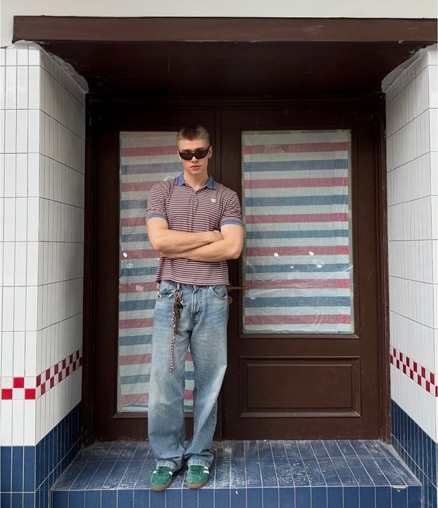 스트라이프 폴로셔츠와 스트레이트 핏 데님 팬츠의 조합으로 빈티지하면서도 세련된 스트리트 룩을 완성했다. / 이미지 출처: 인스타그램 @asalexagg