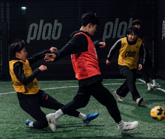 모르는 사람들과도 즐길 수 있는 풋살 매칭 플랫폼의 부상 / 이미지 출저: @plabfootball 인스타그램 이미지