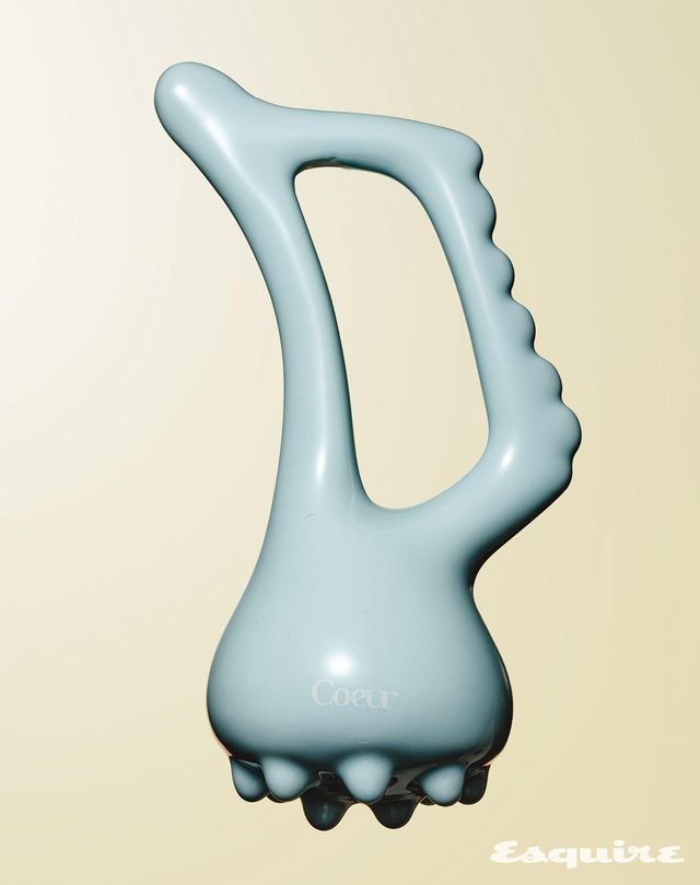 인체공학적으로 설계된 다섯 가지 면을 활용해 두피부터 얼굴, 몸 구석구석까지 모두 마사지할 수 있다. 높낮이가 다른 바닥 돌기면은 특히 겨드랑이 림프절 마사지에 효과적이다. 쿠르 블루림 세라믹 괄사 5만5000원 쿠르.