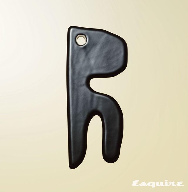 1250℃ 이상의 고온에서 구워 내구성이 뛰어나며, 매끈한 그립감과 60g의 가벼운 무게, 얇은 두께가 특징이다. 굴곡진 라인을 활용해 쇄골, 턱, 관자놀이 등의 혈액순환을 돕는다. 세라믹 괄사 3만5000원 알보우.