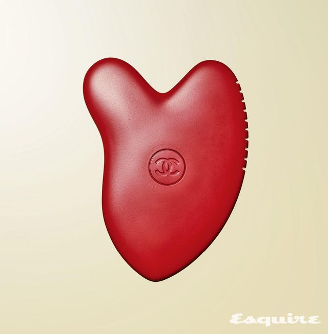 동백 씨앗 껍질과 나무 등 인체에 무해한 소재를 사용했다. V존을 따라 입술, 턱, 코 주변을 부드럽게 밀어 피부를 끌어 올린다. 모공 관리가 필요할 때는 홈이 파인 부분을 이용해 마사지한다. 넘버원 드 샤넬 마사지 액세서리 6만원 샤넬 뷰티.