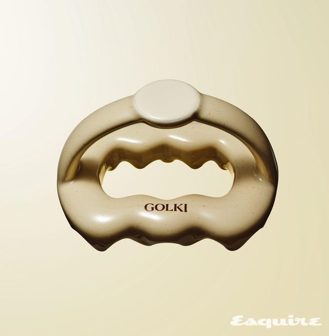 천연 화산석과 백토로 내구성을 높였다. 손바닥으로 힘을 실어 허벅지, 종아리, 엉덩이 등 큰 근육에 사용하기 좋다. 필요에 따라 냉장 보관하거나 데워 사용하면 자극 효과가 극대화된다. 골기 바디 스톤 11만9000원 약손명가.