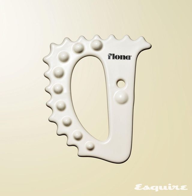 큼직한 크기와 안정적인 그립감 덕분에 적은 힘으로도 손쉽게 마사지할 수 있다. 허벅지, 종아리, 복부 등 넓은 부위도 가볍게 쓸어내리듯 사용해 부기 제거에 효과적이다. 세라믹 풀케어 괄사 5만2000원 플로나. 