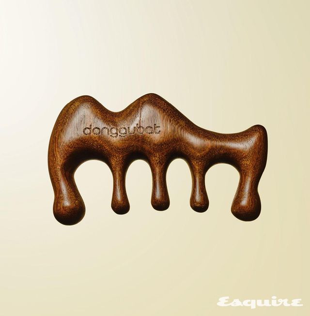 샌들우드로 만든 코끼리 모양 괄사. 은은하게 퍼지는 나무 향과 굴곡진 면이 몸에 밀착되어 즉각적인 지압 효과를 제공한다. 물 세척 없이 마른 수건으로 간편하게 관리 가능하다. 올인원 나무 괄사 1만5000원 동구밭.