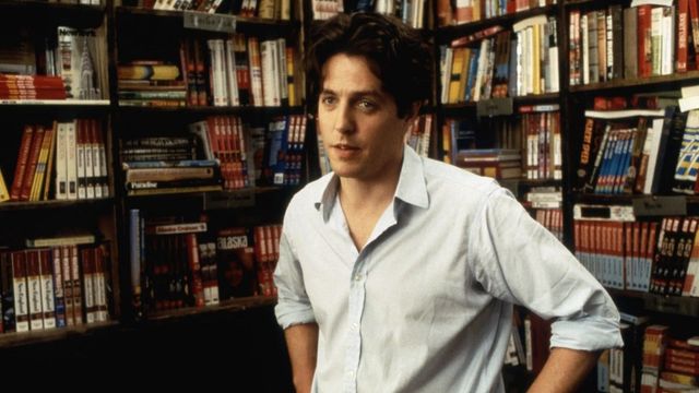 영화 〈노팅힐〉 속 휴 그랜트의 스타일은 2026년 남성들이 따라하기 좋은 ‘포엣코어’를 담고 있다 / 이미지 출처: 폴리그램 필름드 엔터테인먼트