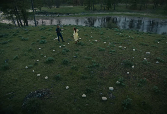 자연의 아름다움과 주인공의 감정을 화면으로 나타낸 촬영 기법 / 이미지 출처: 넷플릭스