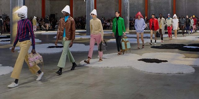 마이크로 쇼츠를 런웨이 전면에 내세우며 새스타일을 제안한 2026 SS 프라다 컬렉션 / 이미지 출처: 프라다 공식 홈페이지