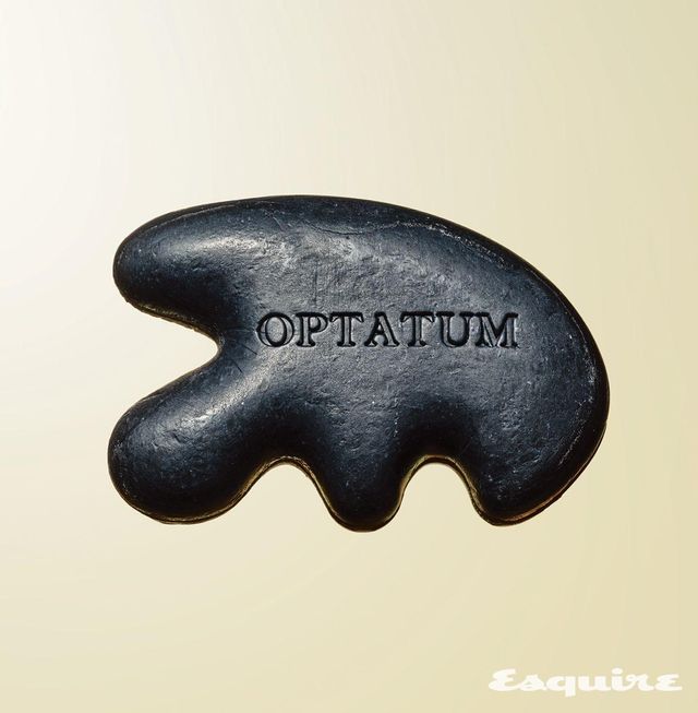 입체적인 굴곡면을 사용해 얼굴과 몸을 클렌징하면서 마사지 효과를 동시에 누릴 수 있다. 라벤더와 유칼립투스 향이 은은하게 퍼지며, 숯 성분이 노폐물 제거에도 도움을 준다. 괄사 비누 120g/2만5000원 옵타움. 