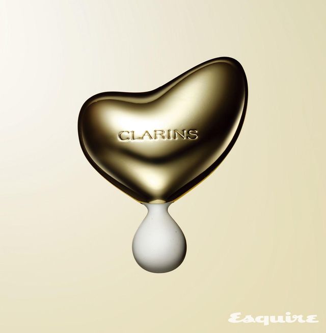 하트 모양의 콤팩트한 사이즈가 돋보인다. 아래 둥근 부분으로는 턱·인중·눈썹 등 섬세한 부위를, 위 곡선 부분은 광대·이마·눈매 등 여린 피부에도 자극 없이 부기를 제거한다. 프레셔스 루띠 7만9000원 클라랑스.