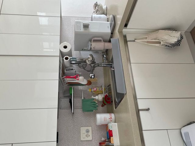 주방 수납걸이와 조리 도구들. 손만 뻗으면 필요한 것이 잡히도록 배치되어 있다. / 이미지 출처: 필자 촬영