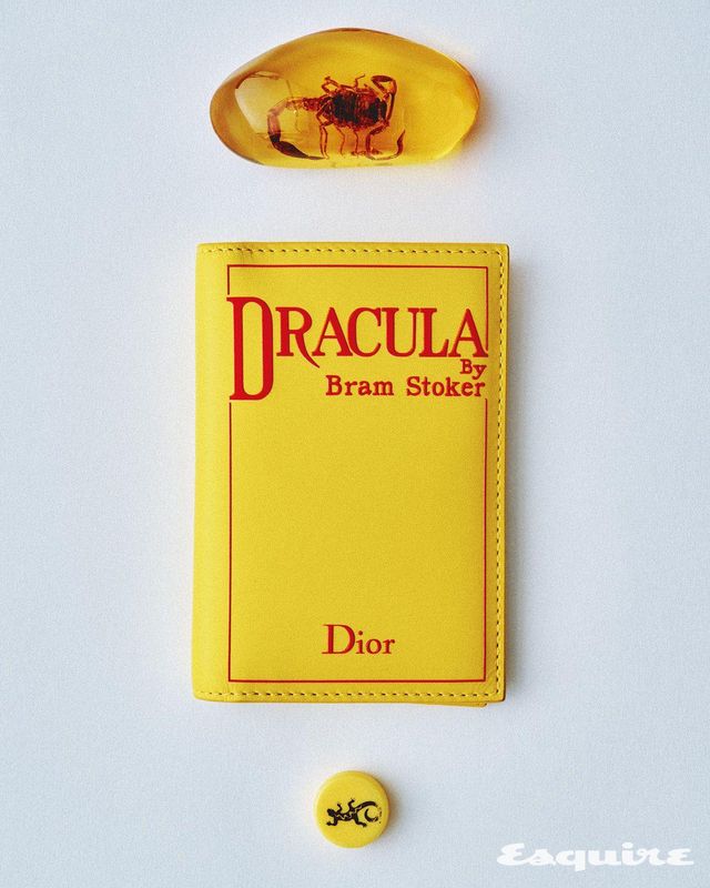 옐로 엠보싱 카프스킨 소재의 맨 바이폴드 카드 지갑 가격 미정 디올.