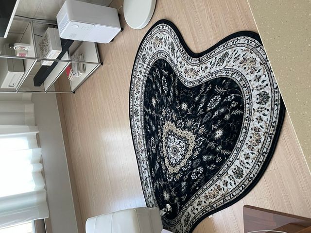 화이트 가구로 통일된 거실 전경. 한복판에 블랙 앤 화이트 패턴의 하트 러그가 놓여 있다. / 이미지 출처: 필자 촬영