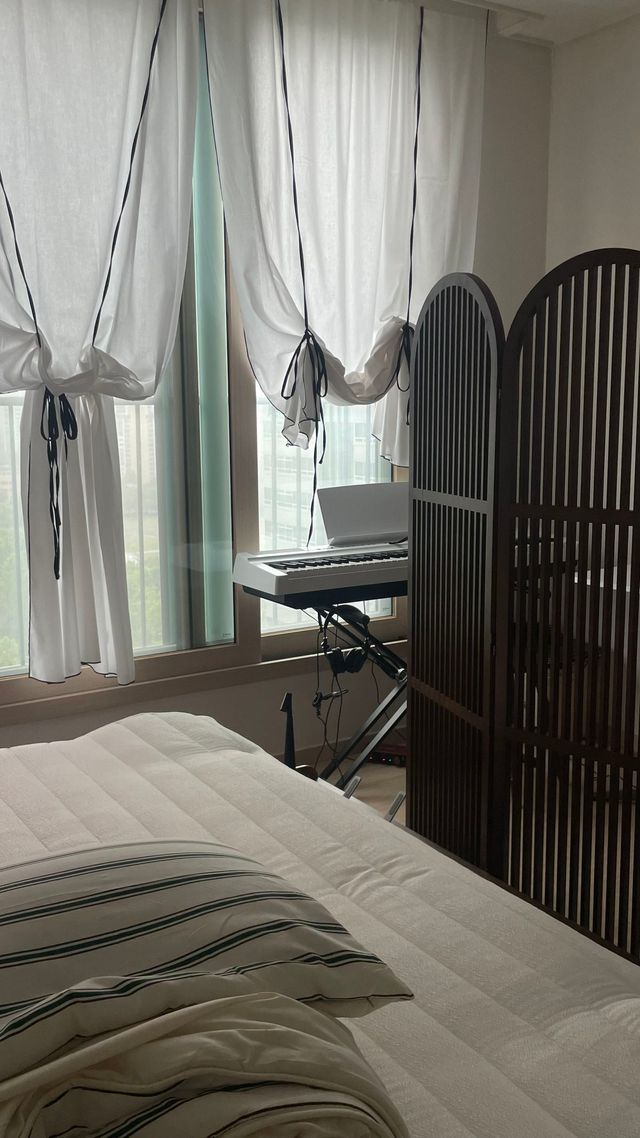 우드톤 가벽 프레임 너머로 보이는 침실. 나무 결 사이로 빛이 스며든다. / 이미지 출처: 필자 촬영