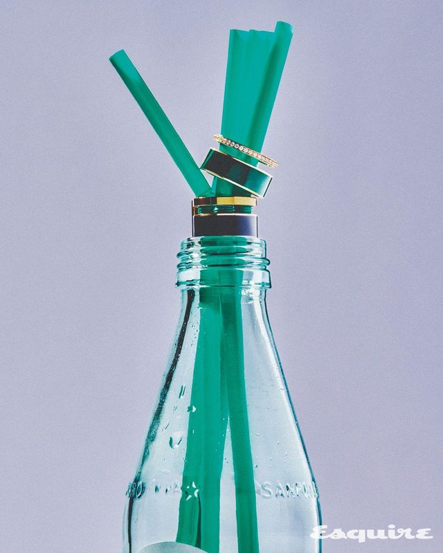 다이아몬드를 파베 세팅한 베르베르 크로마틱 두바이 에디션 나일 그린 래커 링 700만원대, 베르베르 크로마틱 네이비 블루 래커 링 500만원대 모두 레포시.