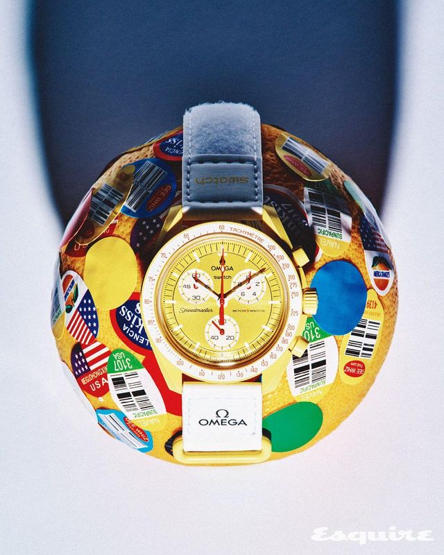 선브러시드 골드 컬러 다이얼에 오렌지 컬러 초침과 화이트 베젤을 더해 경쾌한 대비를 이루는 미션 투 더 썬 40만5000원 오메가 x 스와치.