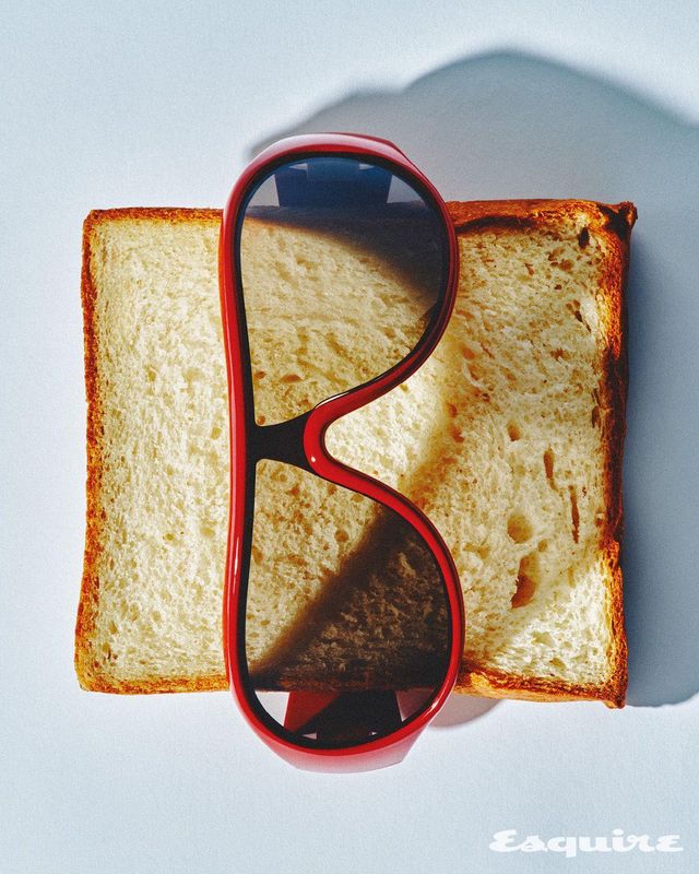 곡선형 랩어라운드 프레임의 이브레스 선글라스 가격 미정 미우미우.