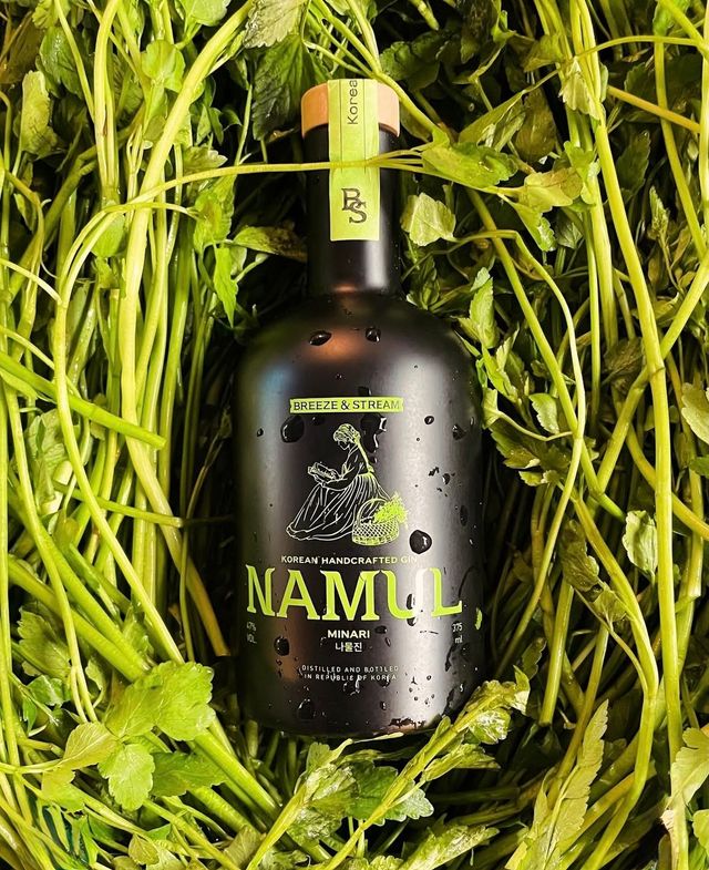 봄의 초록빛을 그대로 증류한 듯한 나물진 / 이미지 출처: 해당 양조장 제공