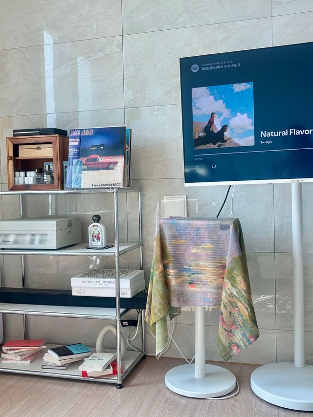 거실 장식장 위 티코스터와 바디오일 공병. 쓰임을 다한 공병이 오브제로 재탄생했다. / 이미지 출처: 필자 촬영