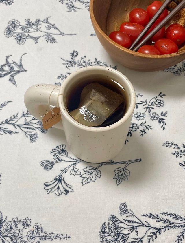 머그컵 안에서 티백이 우러나는 모습. 투명했던 물이 호박색으로 물들어간다. / 이미지 출처: 필자 촬영