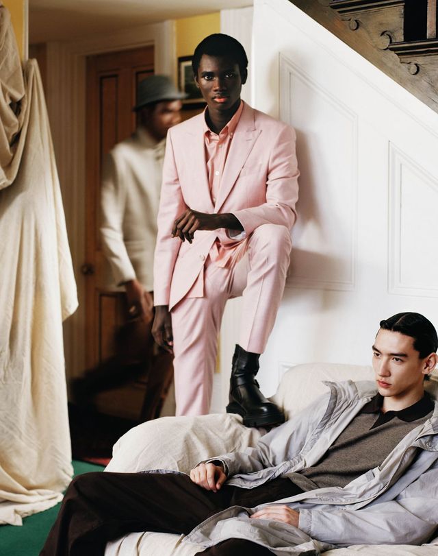 재킷, 팬츠 모두 까날리. 해트 락앤코. 재킷, 셔츠, 팬츠 모두 보스. 부츠 크리스찬 루부탱. 점퍼, 칼라 니트, 팬츠 모두 보스.