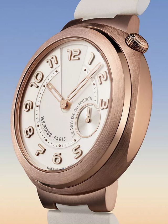 점핑아와 기능과 매트한 로즈 골드 케이스가 돋보이는 에르메스 아쏘 르 땅 서스팡뒤 / 이미지 출처: 에르메스