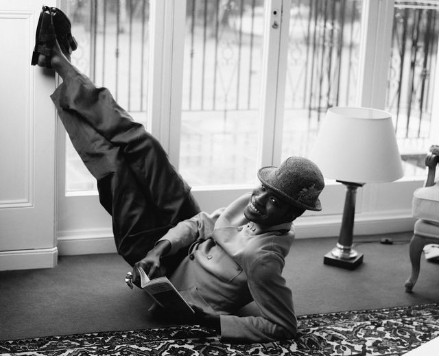 재킷, 팬츠 모두 까날리. 샌들 로로피아나. 해트 락앤코. 반지 스타일리스트 소장품.