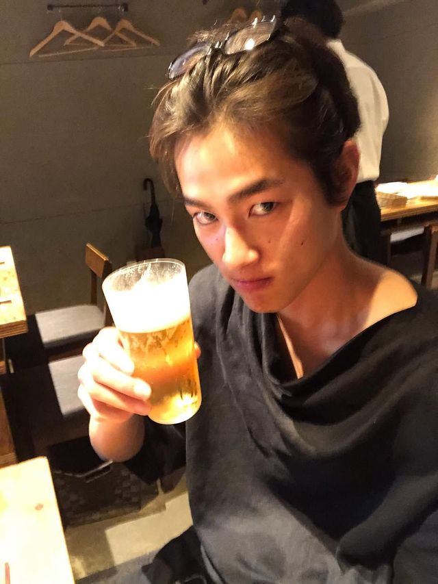 평소 씬스퀘어 안경을 다양하게 활용하는 모델 홍태준 / 이미지 출처: 인스타그램 @300ver