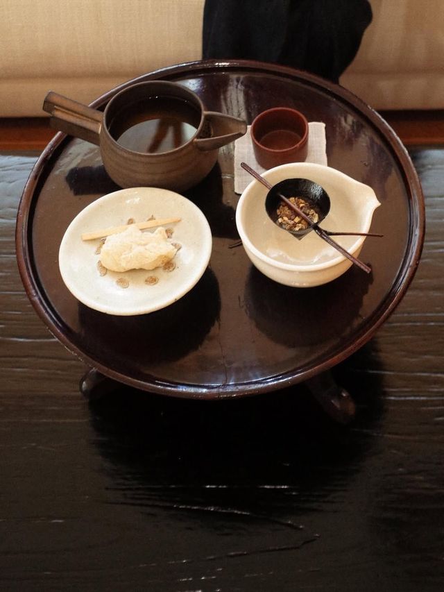 제주 화산석으로 빚은 다기와 강원도산 소반에 담아 내준다. / 출처: 티컬렉티브 인스타그램