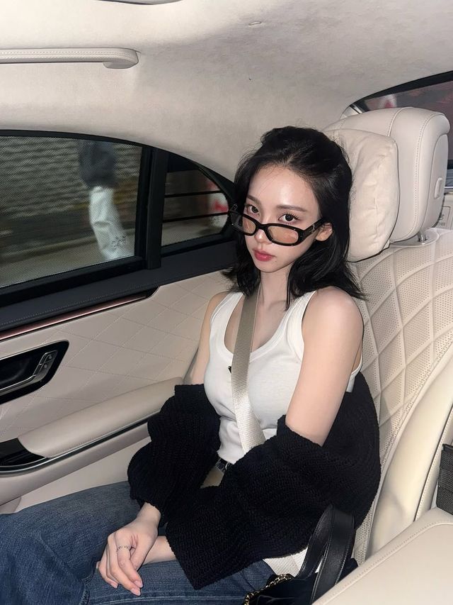 다양한 두께의 씬스퀘어 안경을 매치한 카리나 / 이미지 출처: 인스타그램 @katarinabluu