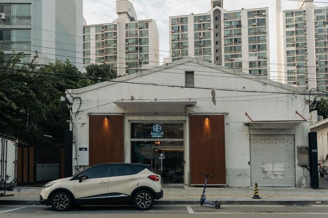 창고와 세차장 건물로 이용되던 곳을 개조한 메즈나인 브루잉 컴퍼니. / 이미지출처: 네이버 지도 업체 제공 이미지