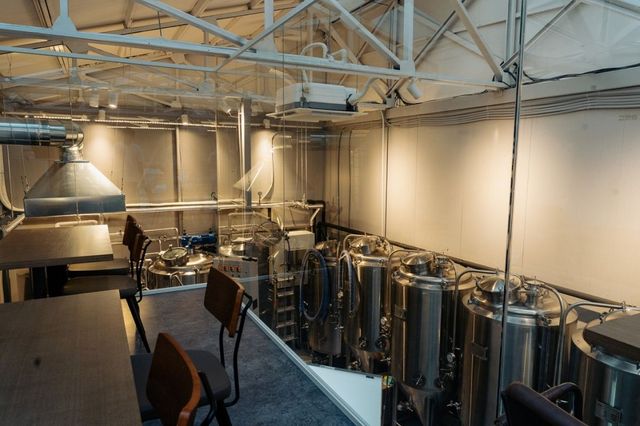 맥주를 마시며 통창을 통해 양조 과정을 직접 눈으로 볼 수 있다. / 이미지출처: 네이버 지도 업체 제공 이미지