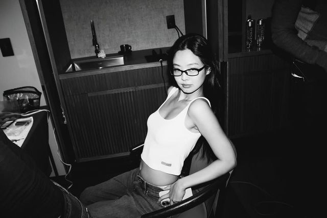 캘빈클라인 쇼에서 씬스퀘어 안경을 착용한 제니 / 이미지 출처: 인스타그램 @jennierubyjane