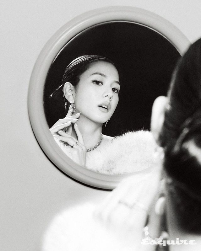 다이아몬드 세팅의 저스트 앵 끌루 옐로 골드 더블 이어링, 클래쉬 드 까르띠에 옐로 골드 플렉시블 미디엄 네크리스, 오른손 약지에 낀 저스트 앵 끌루 핑크 골드 클래식 링. 코트 GMBH.