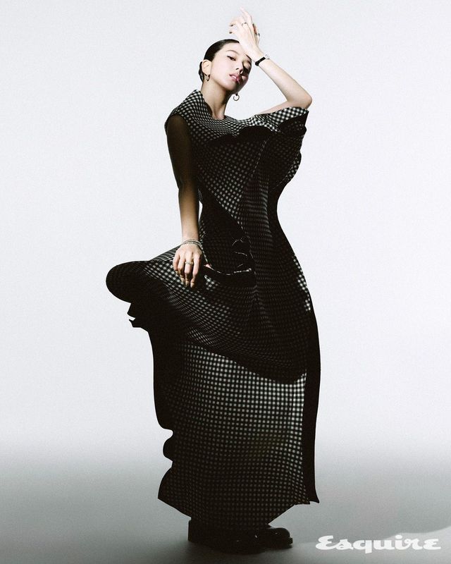 클래쉬 드 까르띠에 화이트 골드 스몰 이어링, 왼손 엄지에 낀 클래쉬 드 까르띠에 화이트 골드 더블 링, 중지에 낀 LOVE 화이트 골드 스몰 링, 손목에 착용한 다이아몬드 세팅의 베누아 화이트 골드 미니 워치, 오른손에 착용한 클래쉬 드 까르띠에 화이트 골드 스몰 브레이슬릿, 클래쉬 드 까르띠에 화이트 골드 플렉시블 미디엄 브레이슬릿, 중지에 낀 다이아몬드 세팅의 클래쉬 드 까르띠에 화이트 골드 스몰 링. 드레스 꼼데가르송. 슈즈 wmwm스튜디오.