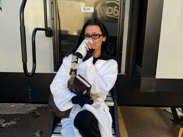 미스 식스티 밀라노 프레젠테이션에서 레드 씬스퀘어 선글라스를 착용한 벨라 하디드 / 이미지 출처: 게티 이미지