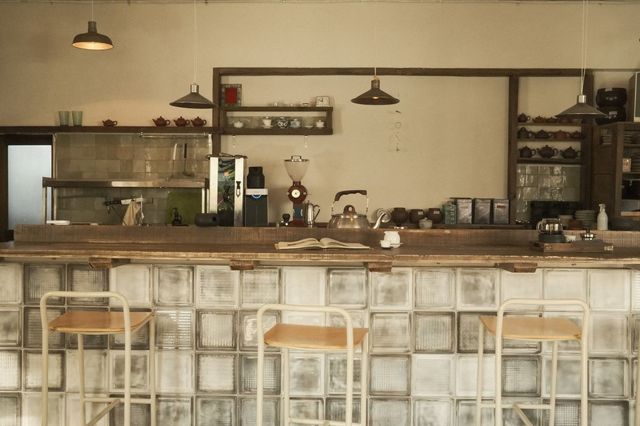 바 좌석에 앉으면 ‘란비’의 대표가 우려주는 차를 경험할 수 있다. / 출처: 란비 네이버지도 업체 제공