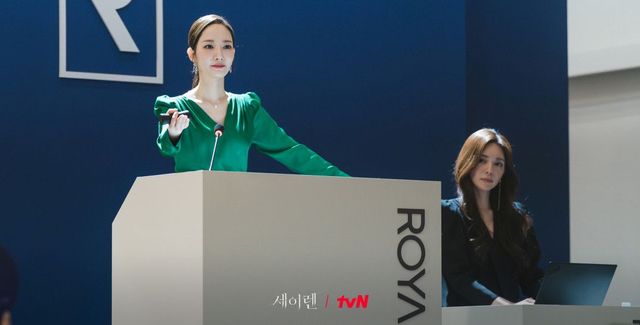 이 드라마가 경매로 다루고자 하는 것은 작품의 진위보다 그 공간이 만드는 위계와 시선, 관계의 가격표에 달려있다. / 출처: tvN