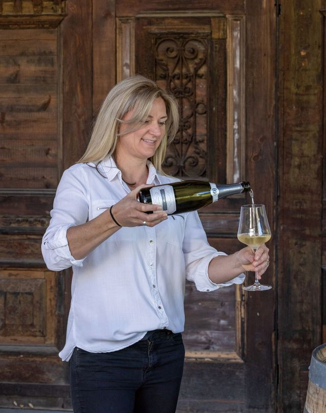 데비에이션 로드의 와인 메이커 케이트 로리가 자신의 플래그십 샴페인 로피타의 레이트 디스고지드를 잔에 따르고 있다. 
