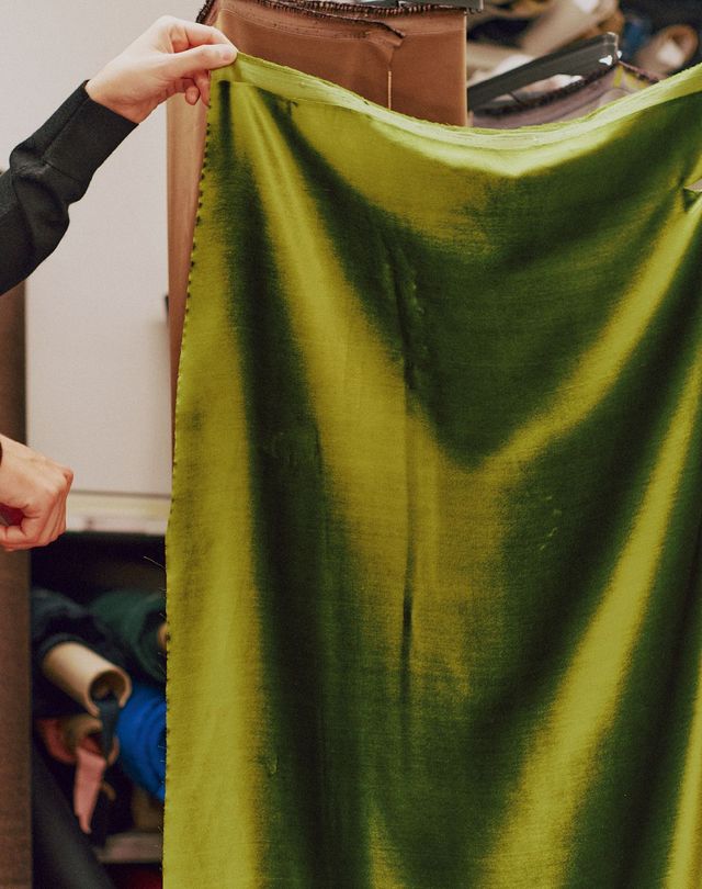  컬렉션이 만들어지는 과정과 제작 중인 샘플 의상. 