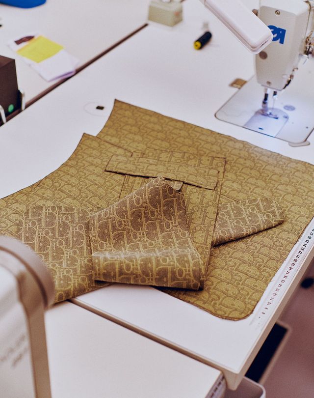 파리 디올 레디투웨어 아틀리에에서 2026 Winter 남성복 컬렉션을 준비하는 모습