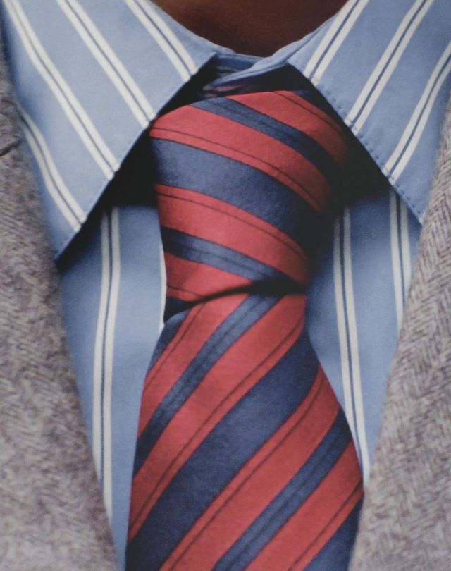 첫 남성복 컬렉션의 스트라이프 타이.