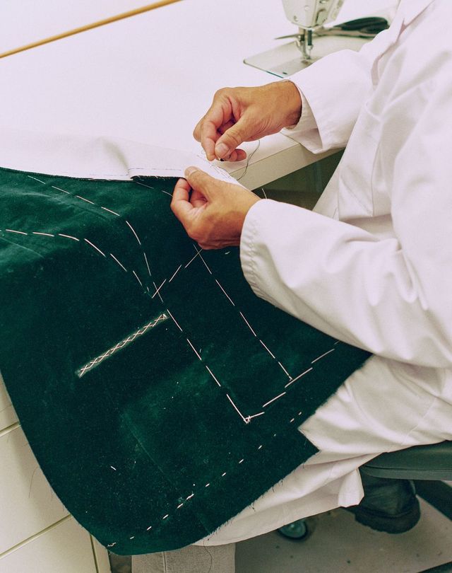  컬렉션이 만들어지는 과정과 제작 중인 샘플 의상. 