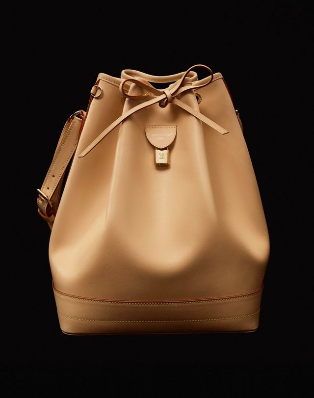 샴페인을 담을 수 있도록 디자인한 독특한 셰이프의 노에 백. 