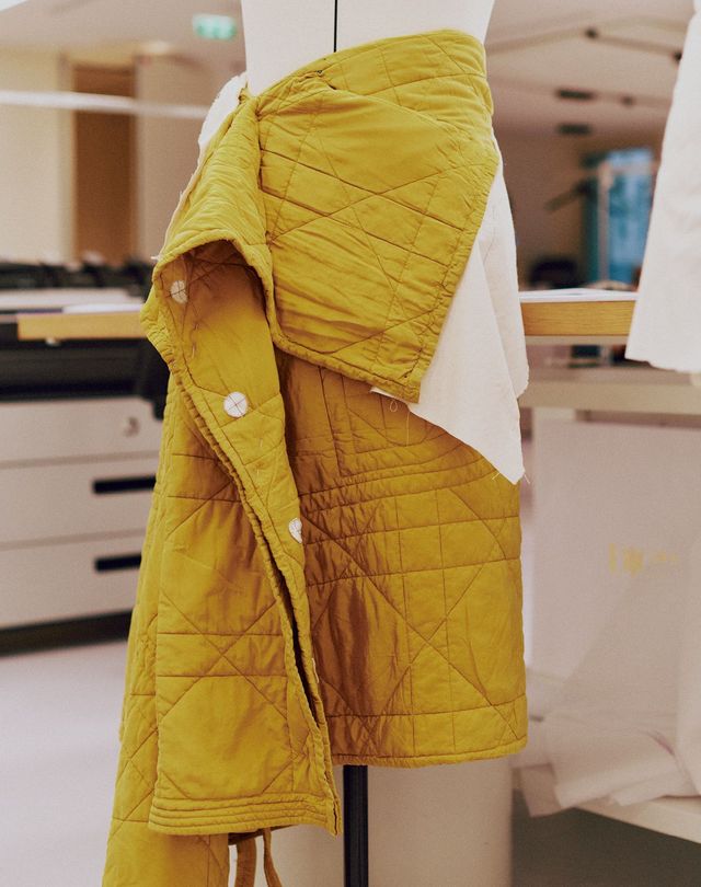  컬렉션이 만들어지는 과정과 제작 중인 샘플 의상. 