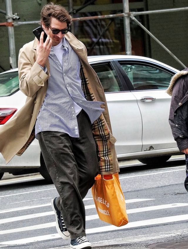 클래식한 트렌치코트와 스트라이프 셔츠, 그리고 캐주얼한 스니커즈를 믹스매치하여 세련된 룩을 완성했다. / 이미지 출처: 인스타그램 @meninsoho