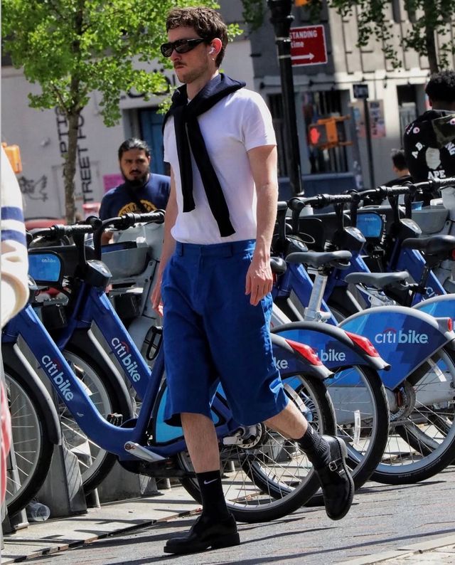 블루 컬러의 쇼츠 팬츠와 가볍게 걸친 스웨터의 조합이 스포티한 감성을 보여준다. / 이미지 출처: 인스타그램 @meninsoho