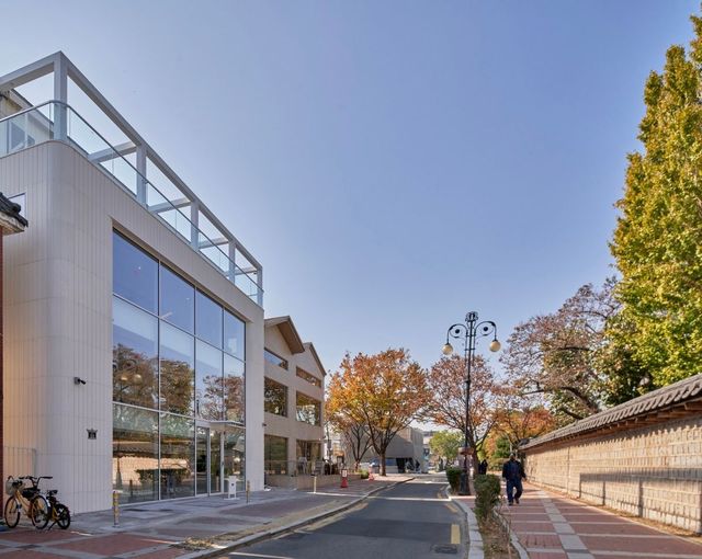 김해의 봉황대공원과 수로왕릉 사이에 위치한 벚꽃 뷰 맛집 카페, 해이담. 이미지 출처 : 인스타그램 @haeedam.coffee